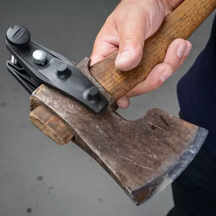 AX-40_Axe_Jig_mounted_on_axe