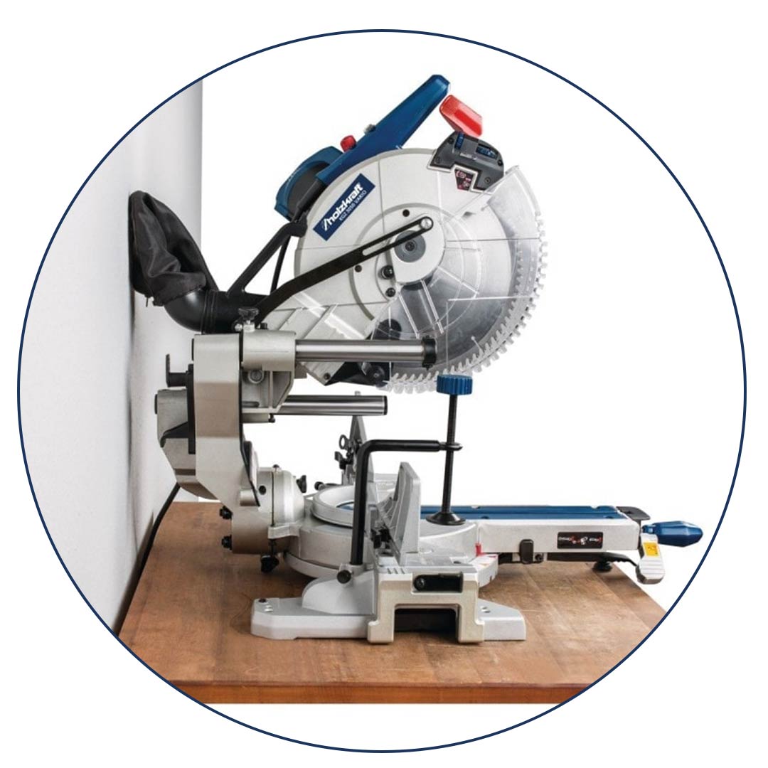 Scie positionnable contre un mur.